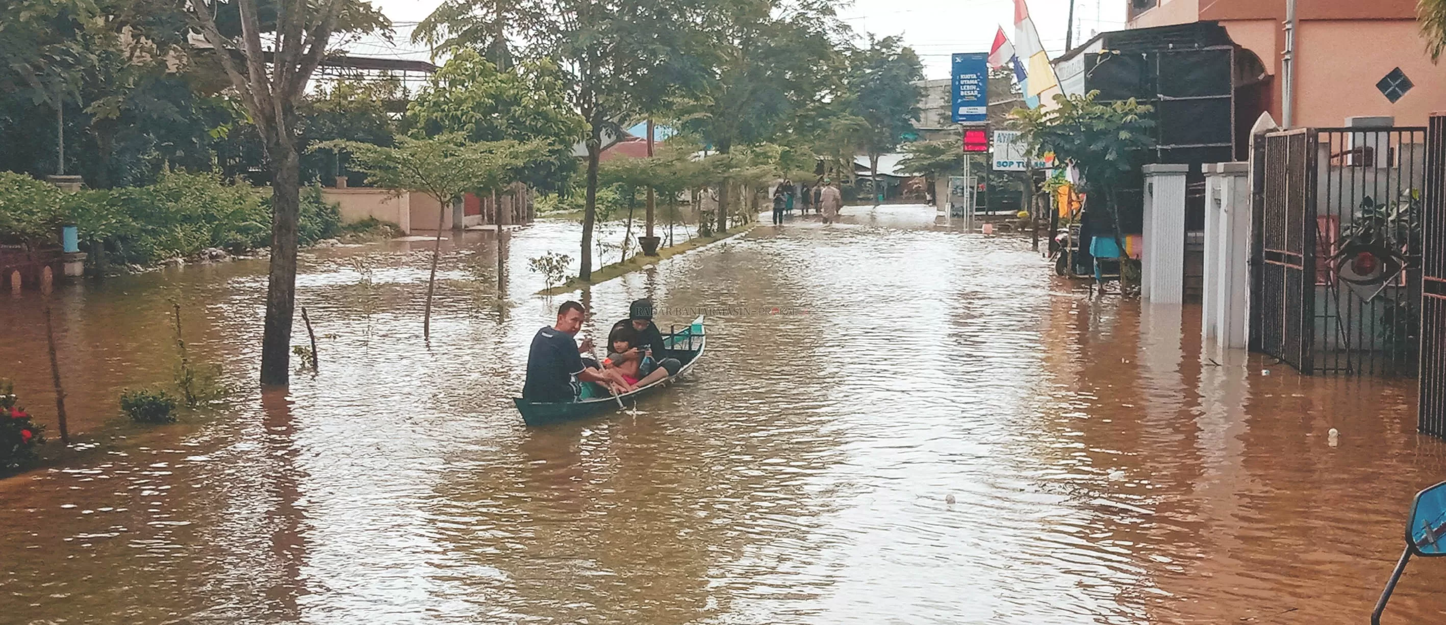 JADI SUNGAI: Warga di Jalan Abdul Gani Ma'jidi memilih menggunakan perahu untuk transportasi. | Foto: Muhammad Akbar/Radar Banjarmasin