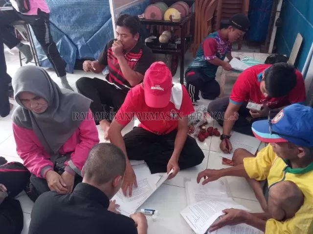 KOMITMEN PRESTASI: Para paralimpian, pelatih, dan asisten pelatih NPC Kalsel menandatangani surat perjanjian di Sekretariat NPC Kalsel di Banjarbaru, belum lama tadi. | FOTO: FAUZAN RIDHANI/RADAR BANJARMASIN