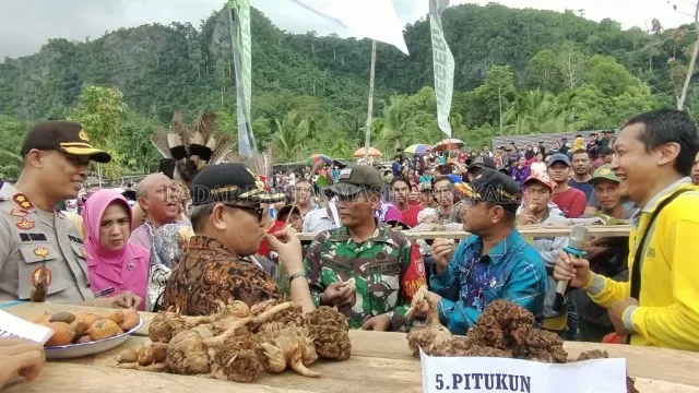 LANGKA: Beragam jenis buah-buahan yang dipamerkan dalam kegiatan festival buah lokal Kalimantan Selatan di Desa Marajai. | FOTO: WAHYUDI/RADAR BANJARMASIN