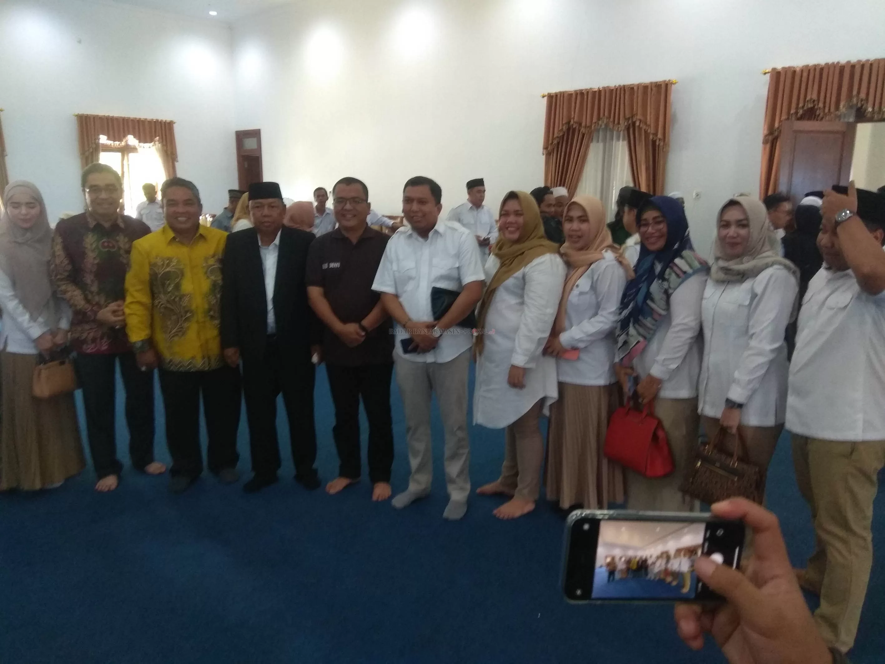 PENDEKATAN: Para tokoh politik berpose bersama Ketua DPD Gerindra Haji Abidin di Tambang Ulang, (8/2). | FOTO: ARDIAN HAIRIANSYAH/RADAR BANJARMASIN