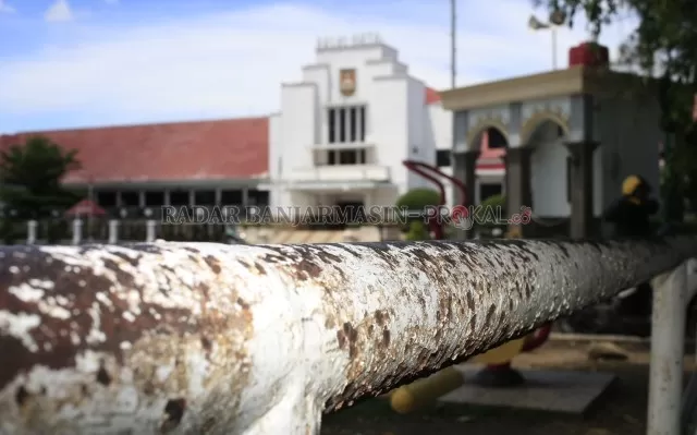 MENGGANGGU PEMANDANGAN: Kondisi pagar besi di Lapangan Murjani Banjarbaru sudah memprihatinkan dan perlu dilakukan pemeliharaan. Pemko Banjarbaru sendiri berjanji akan melakukan pemeliharaan di tahun 2020. | Foto: Muhammad Rifani/Radar Banjarmasin