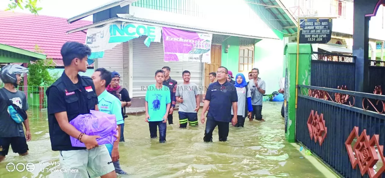 TERJUN LANGSUNG: Haji Denny saat meninjau lokasi banjir di Hulu Sungai Utara. Ia dan relawan hadir memberikan bantuan yang diperlukan masyarakat.
