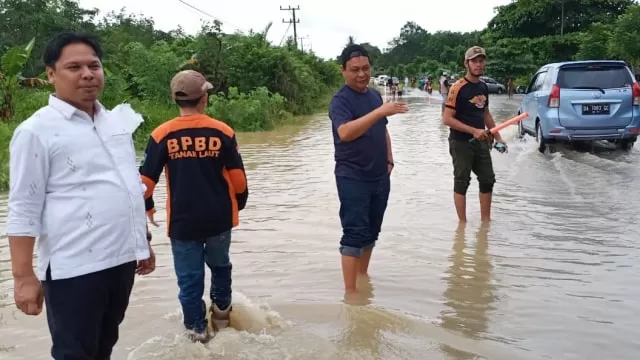 TANGANI BANJIR BANUA: Gubernur Kalsel Sahbirin Noor saat mengatur lalu lintas saat banjir. | DOK/KHUSUS