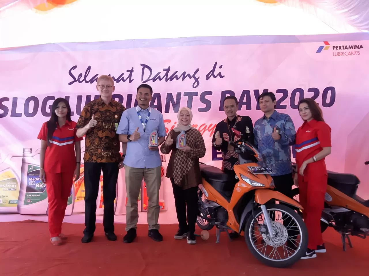 SINERGI : Direktur Bisnis PT Pos Logistik Indonesia, Titik Sugiharti bersama Arief Hariyanto Vice President Distrubusi PT  Pertamina Lubricants  berfoto bersama di Poslog Lubricants Day 2020