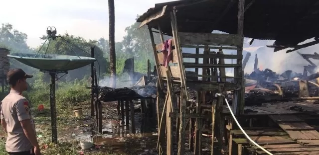 HANGUS : Rumah dan penghuninya, nenek Jam’ah (80) hangus terbakar, Selasa (11/2) sekitar pukul 08.30 Wita. | Foto: Kapolsek For Radar Banjarmasin