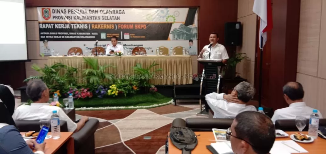 HARUS SOLID: Kepala Dispora Kalsel, Hermansyah menyampaikan sambutan di acara Rakernis Dispora Kalsel dengan SKPD dan mitra kerja di Hotel Roditha Banjarmasin, Rabu (12/2).