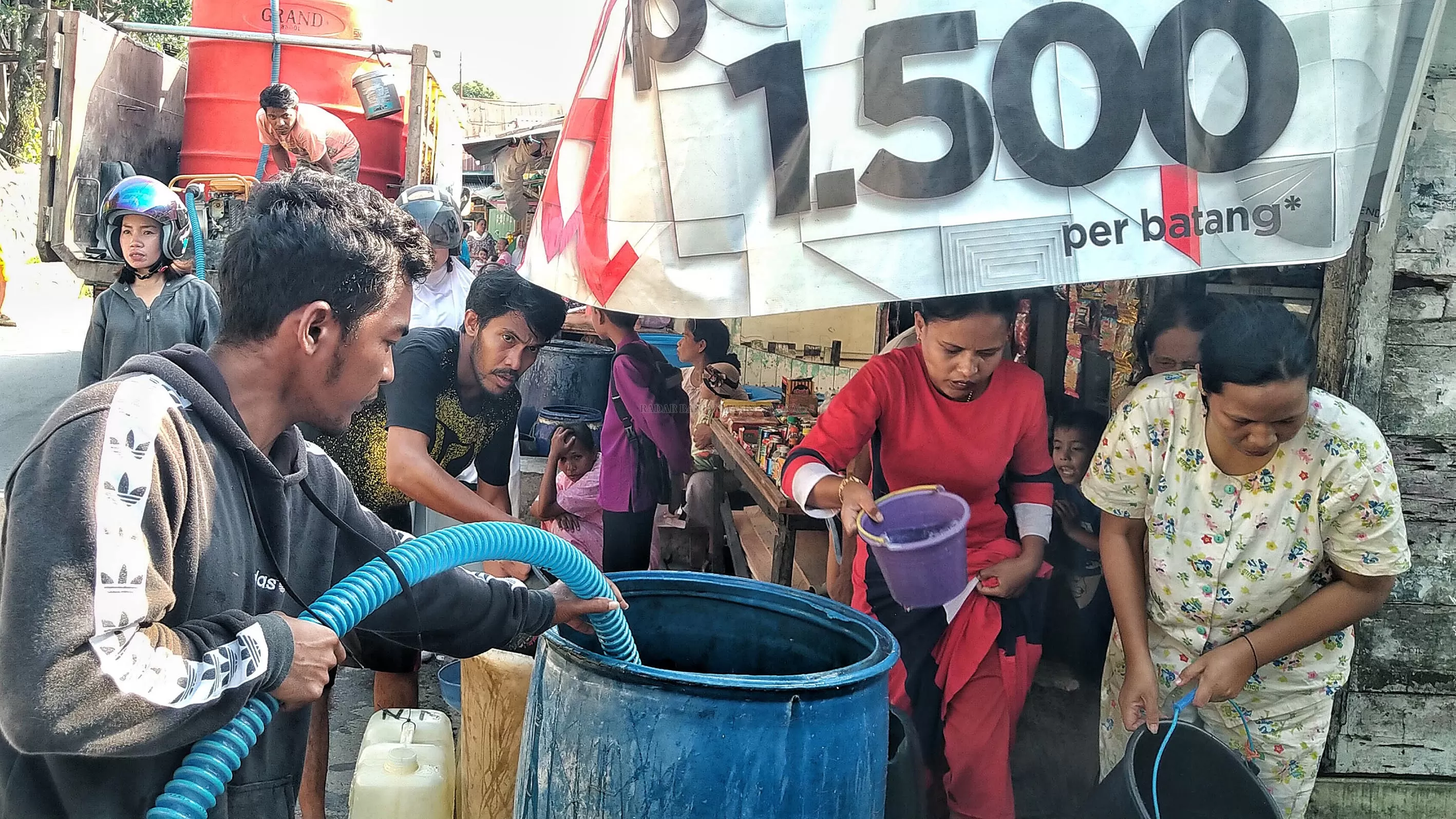KRISIS: Warga saat antre pembagian air dari pengusaha yang peduli. Tiap tahun Kotabaru selalu dilanda krisis air. | FOTO: ZALYAN SHODIQIN ABDI/RADAR BANJARMASIN