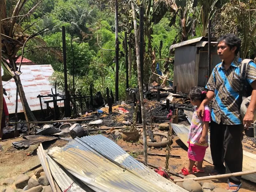 TINGGAL PUING:  Rumah Sarhan di Dusun Pariangan, Desa Batu Bini, Kecamatan Padang Batung, hangus terbakar. | Foto: Camat Padang Batung For Radar Banjarmasin.