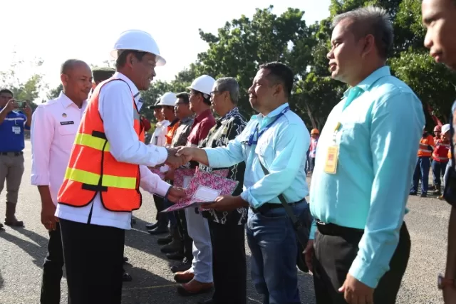PENGHARGAAN: Bupati Tala Sukamta menyerahkan penghargaan kepada pihak perusahaan terkait track record zero accident atau tidak pernah mengalami insiden kecelakaan kerja.