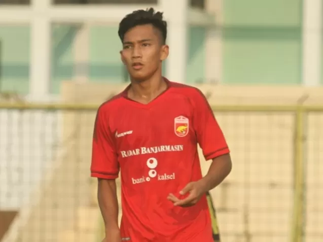 KEEP STRONG: Pemain dan pelatih Peseban U-17 memberikan dukungan kepada Rifkiizza Maulana atas cedera yang dialaminya.