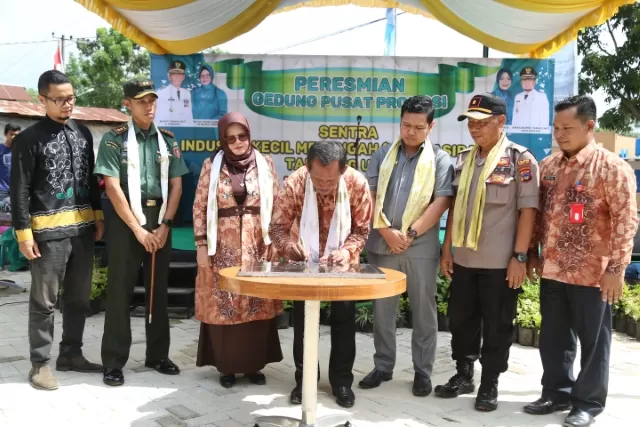 PERESMIAN: Bupati Tala Sukamta melakukan penandatanganan peresmian gedung pusat promosi sentra Industri Kecil Menengah (IKM) Sasirangan.