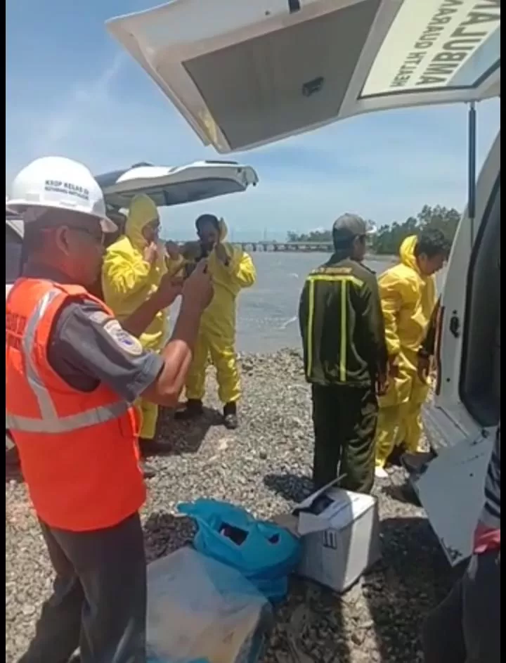 BIKIN HEBOH:  Petugas saat evakuasi pasien di pelabuhan fery Sigam Kecamatan Pulau Laut Sigam, kemarin. | DOK/KHUSUS