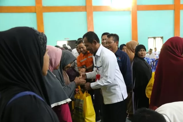 PENYERAHAN: Bupati Tala Sukamta menyerahkan Sisa Hasil Usaha Bumdes Berkah Mulia.