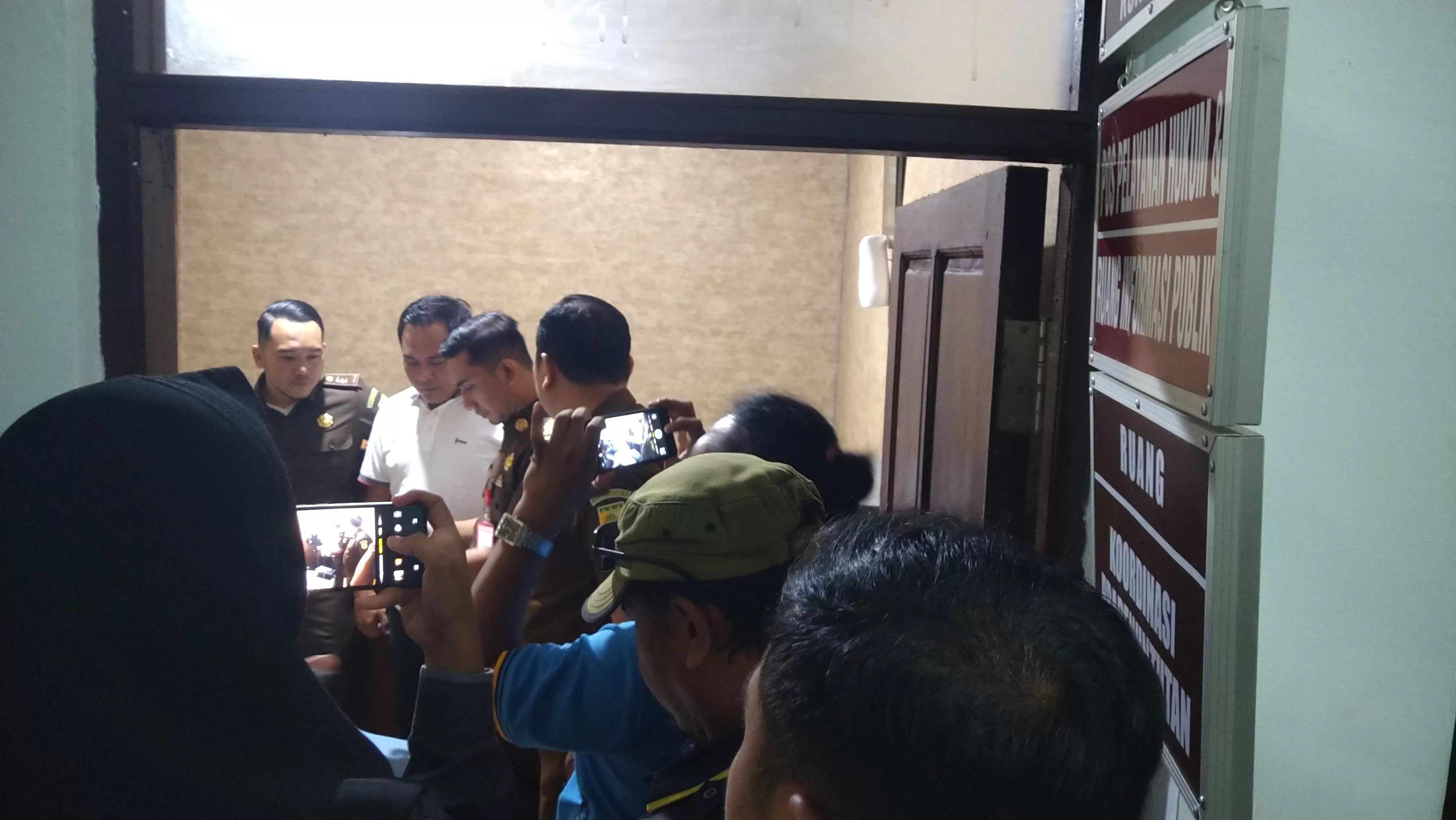 RAMPUNG: Unit Tipikor Polres Kotabaru menyerahkan berkas kasus dugaan korupsi Kades Tata Mekar ke Kejari Kotabaru, Kamis (13/2) kemarin. | FOTO: ZALYAN SHODIQIN ABDI/RADAR BANJARMASIN
