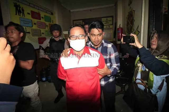 MENUNGGU SIDANG: Tersangka Gusti Makmur saat ditetapkan sebagai tersangka oleh penyidik Polres Banjarbaru, saat ini ia tengah menanti dua agenda sidang, di pengadilan dan DKPP