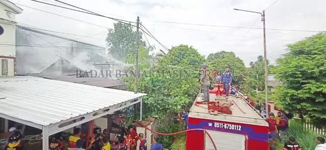 BERJIBAKU: Petugas Damkar gabungan melakukan upaya pemadaman terhadap sebuah rumah di kawasan Mentaos Banjarbaru yang terbakar pada Jumat (14/2) sekitar pukul 10.20 Wita. (Foto: BPBD Banjarbaru for Radar)