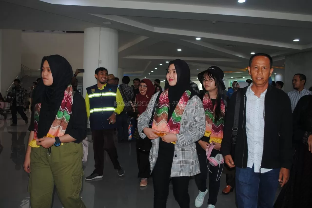 Para mahasiswa alumni Natuna saat tiba di terminal kedatangan Bandara Syamsudin Noor, Minggu (16/2). | FOTO: SUTRISNO/Radar Banjarmasin