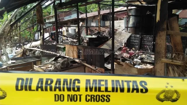 JADI ARANG: Setidaknya, ada tiga lapak yang terbakar di Pasar Buah Ahmad Yani 2, kemarin pagi. Beberapa kios di sana juga menjadi tempat tinggal pedagang.