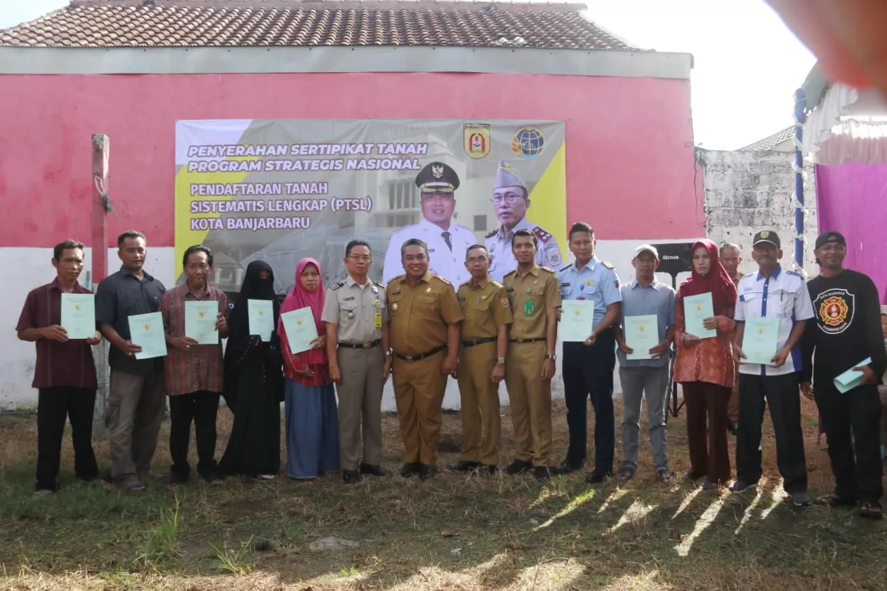 MASIH MANUAL: Walikota beserta BPN Banjarbaru menyerahkan sertifikat PTSL kepada warga Banjarbaru beberapa waktu lalu. Ke depan BPN mengatakan akan dilakukan dengan sistem daring. (Foto - Arsip Humas Pemko Banjarbaru)