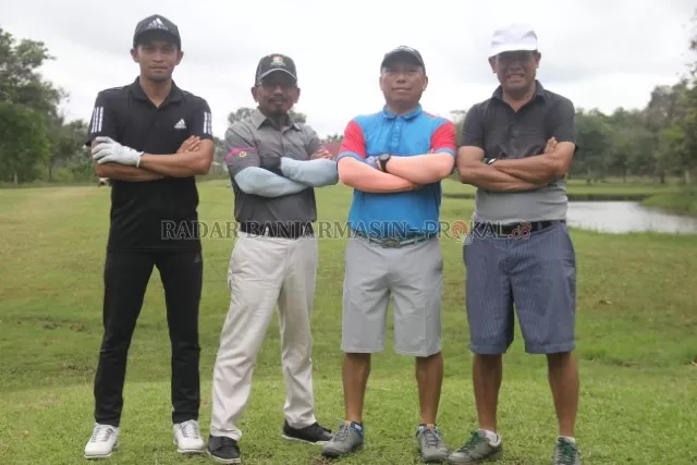 BERGAYA: Para golfer senior Supian AH (paling kanan), Haji Juanda (dua dari kanan), dan golfer lainnya foto bersama setelah bermain golf di Padang Golf Swargaloka, kemarin.