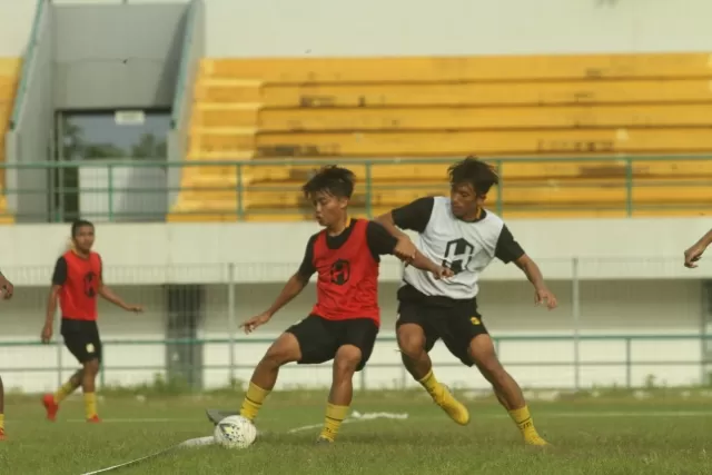 KECEWA: Pelatih Barito Putera Djajang Nurjaman masih belum puas melihat performa skuat mudanya saat melakoni laga uji coba kontra Persib Bandung U-20.