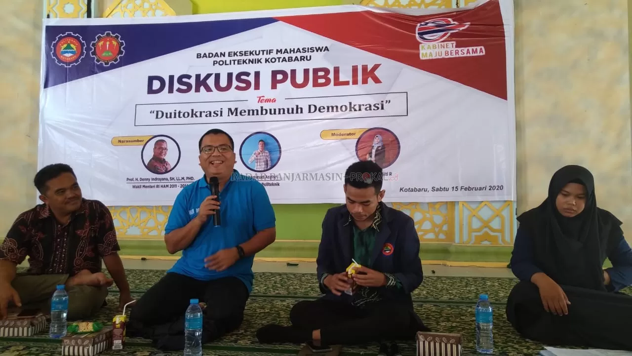 DISKUSI: Prof Dr H Denny Indrayana (pegang mik) menjadi pembicara pada Diskusi Publik Duitokrasi Membunuh Demokrasi, di Gedung Islamic Center Kotabaru, Sabtu (15/2).