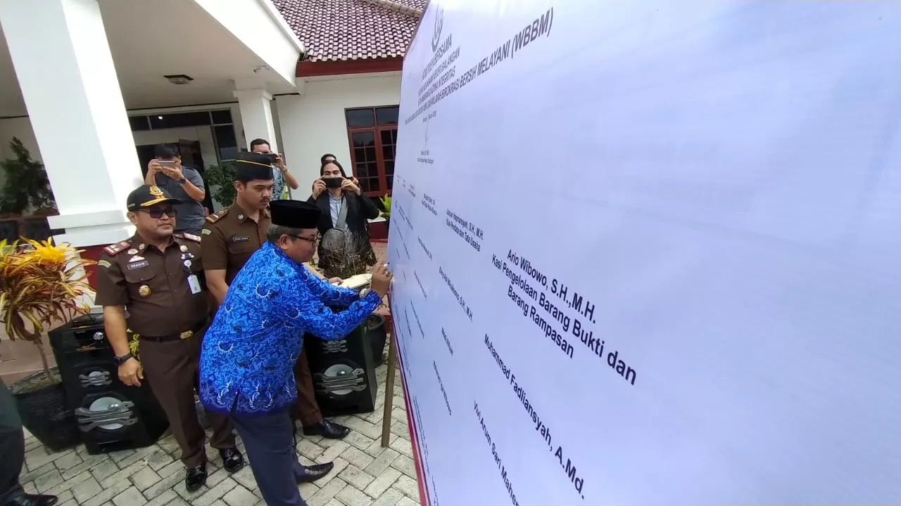 PENANDATANGANAN : Bupati Balangan Ansharuddin saat turut menandatangani dukungan terhadap penetapan WBK dan WBBK di lingkungan Kejari Balangan. | FOTO: WAHYUDI/RADAR BANJARMASIN.