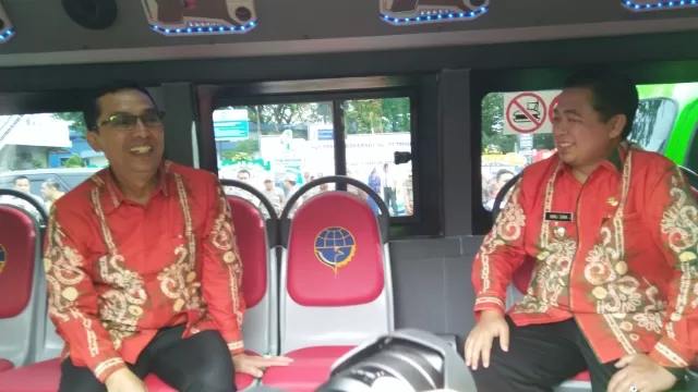 TRANSPORTASI MASSAL: Wali Kota Banjarmasin Ibnu Sina dan Kepala Dinas Perhubungan Banjarmasin Ichwan Noor Chalik coba menaiki salah satu bus pemko. Setelah sekian lama dinantikan, pemko akhirnya meluncurkan angkutan umum.