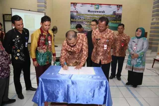 MUSRENBANG: Bupati Tala Sukamta menyaksikan Wakil Bupati Tala Abdi Rahman saat menandatangani kegiatan Musrenbang di Kecamatan Tambang Ulang.