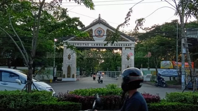 JADI KEBANGGAAN: Gerbang Universitas Lambung Mangkurat di Banjarmasin. | DOK/RADAR BANJARMASIN