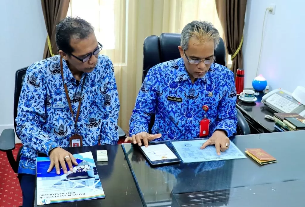 ISI DATA: Wakil Walikota Banjarbaru H Darmawan Jaya Setiawan dan Sekda Kota Banjarbaru H Said Abdullah melakukan pengisian data sensus secara online, Senin (17/2) tadi. | FOTO: HUMAS DAN PROTOKOL PEMKO BANJARBARU