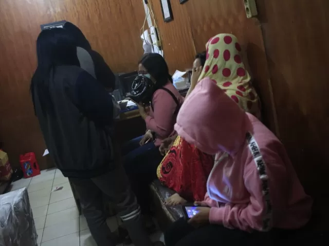 Selasa (18/2) malam, jajaran Polsek Banjarbaru Barat menciduk 7 wanita yang diduga berprofesi sebagai PSK.