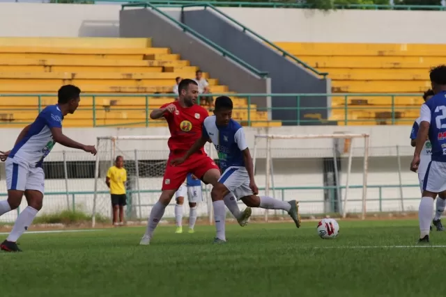 SUSAH PAYAH: Barito Putera hanya mampu menang dengan skor 2-0 atas juara Liga 3 zona Kalsel, Persetala Tanah Laut di Stadion Demang Lehman, Martapura, Rabu (19/2).