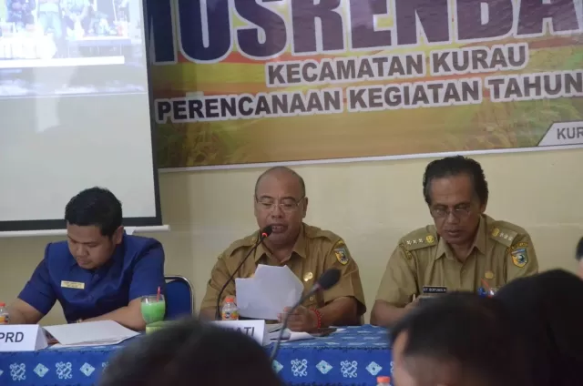 MUSRENBANG: Asisten Bidang Pemerintahan Kabupaten Tala Bambang Kusudarisman (tengah) menghadiri pelaksanaan Musrenbang di Kecamatan Kurau.