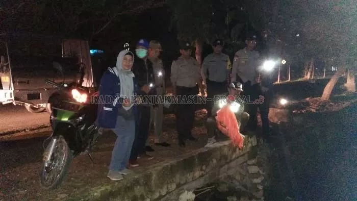 KABUR: Aparat gabungan melepas anakan ikan yang tak sempat dibawa pedagang ke sungai kecil di Pasar Keraton Rantau, Jumat (21/2) subuh.