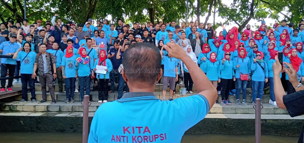 SIAP DUKUNG: Ratusan relawan siap mendukung Prof Dr H Denny Indrayana maju pada Pilgub Kalsel 2020.