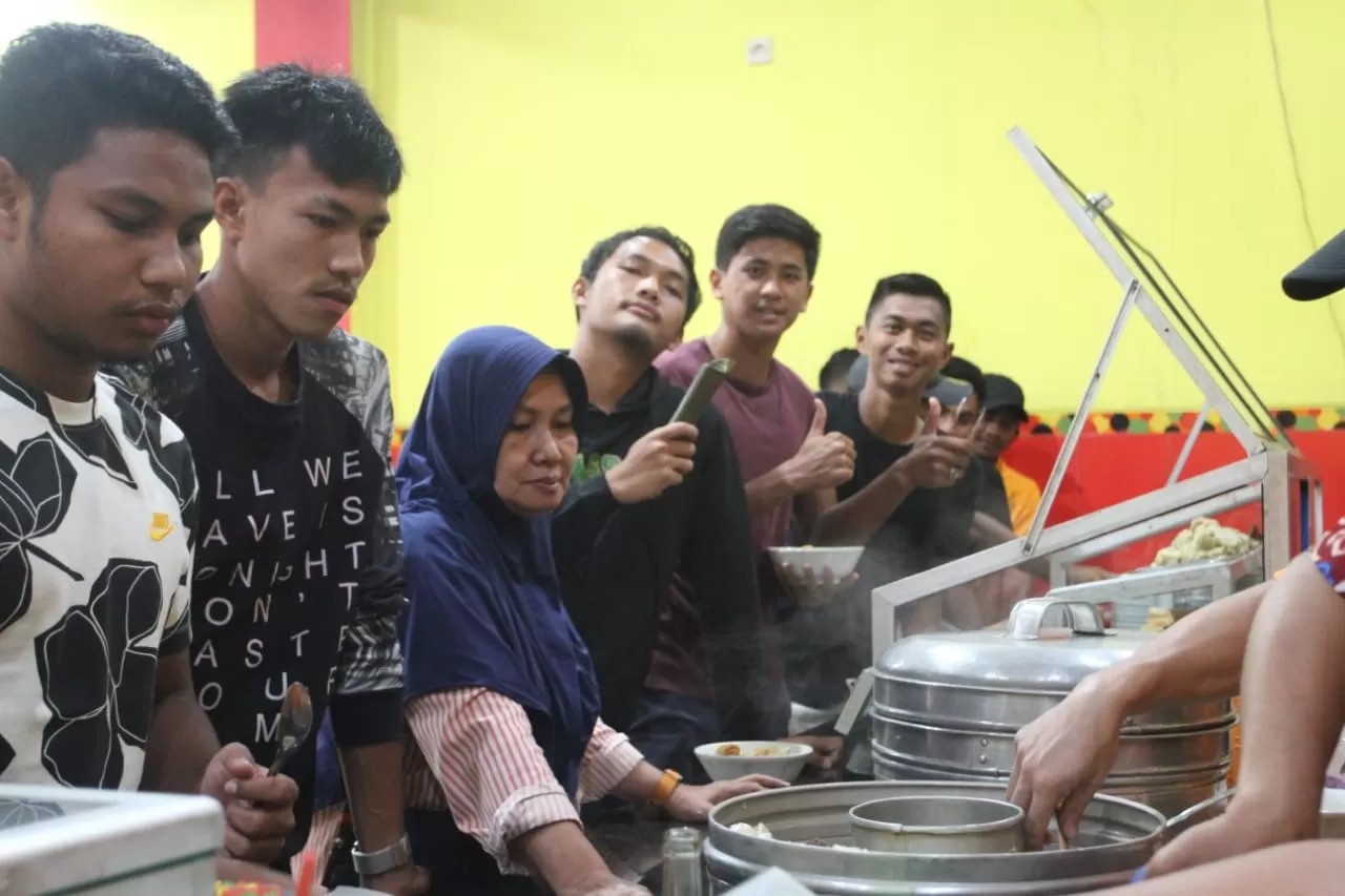 SEDAP: Para pemain Barito Putera dijamu makan bakso malang oleh sang kiper, Yoewanto Setya Benny, di Kota Malang, Sabtu (22/2).
