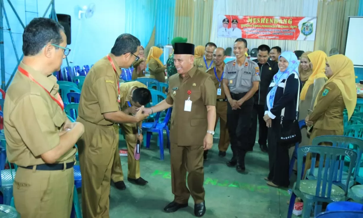 RAMAH: Bupati H Abdul Wahid HK saat hadir dan disalami para undangan Musrenbang Gabungan Amuntai Tengah-Banjang. (Foto: Pemkab HSU untuk Radar Banjarmasin)