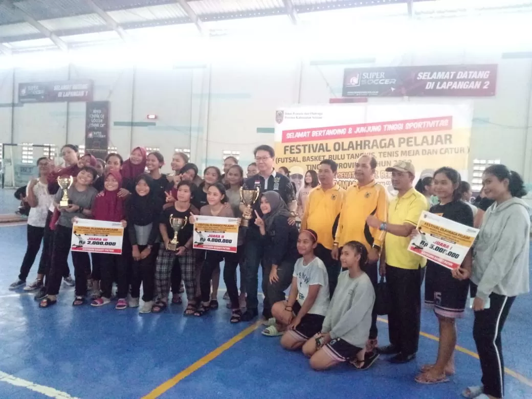 JADI JUARA: Suasana penobatan juara Festival Olahraga Pelajar se-Kalsel 2020 di Borneo Indoor Futsal Banjarmasin, Minggu (23/2).