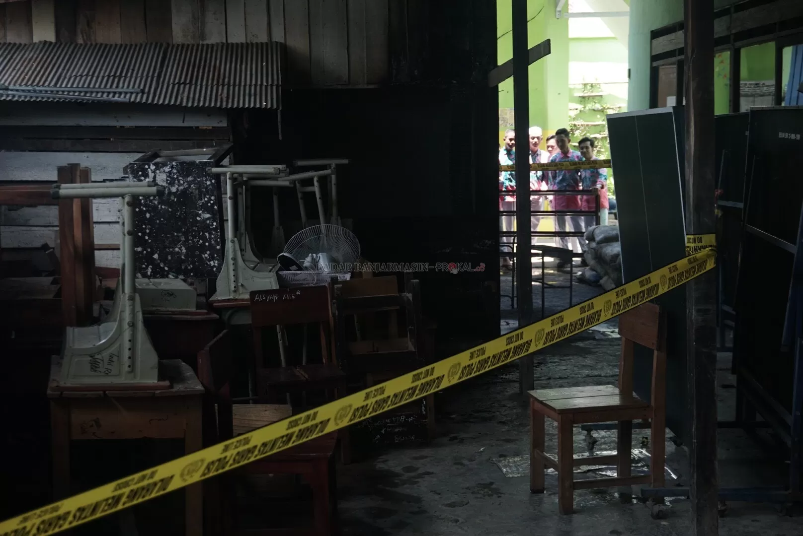 MASIH MISTERIUS: Siswa MAN 1 HST memandangi ruangan yang sempat terbakar di sekolah mereka. | FOTO: WAHYU RAMADHAN/RADAR BANJARMASIN