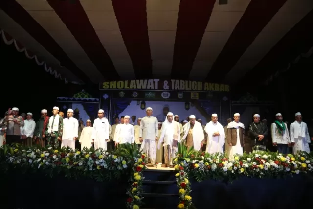HADIR: Bupati Tala Sukamta bersama Wakil Bupati Tala turut menghadiri pelaksanaan Selawat dan tablig Akbar bersama Habib Luthfi.