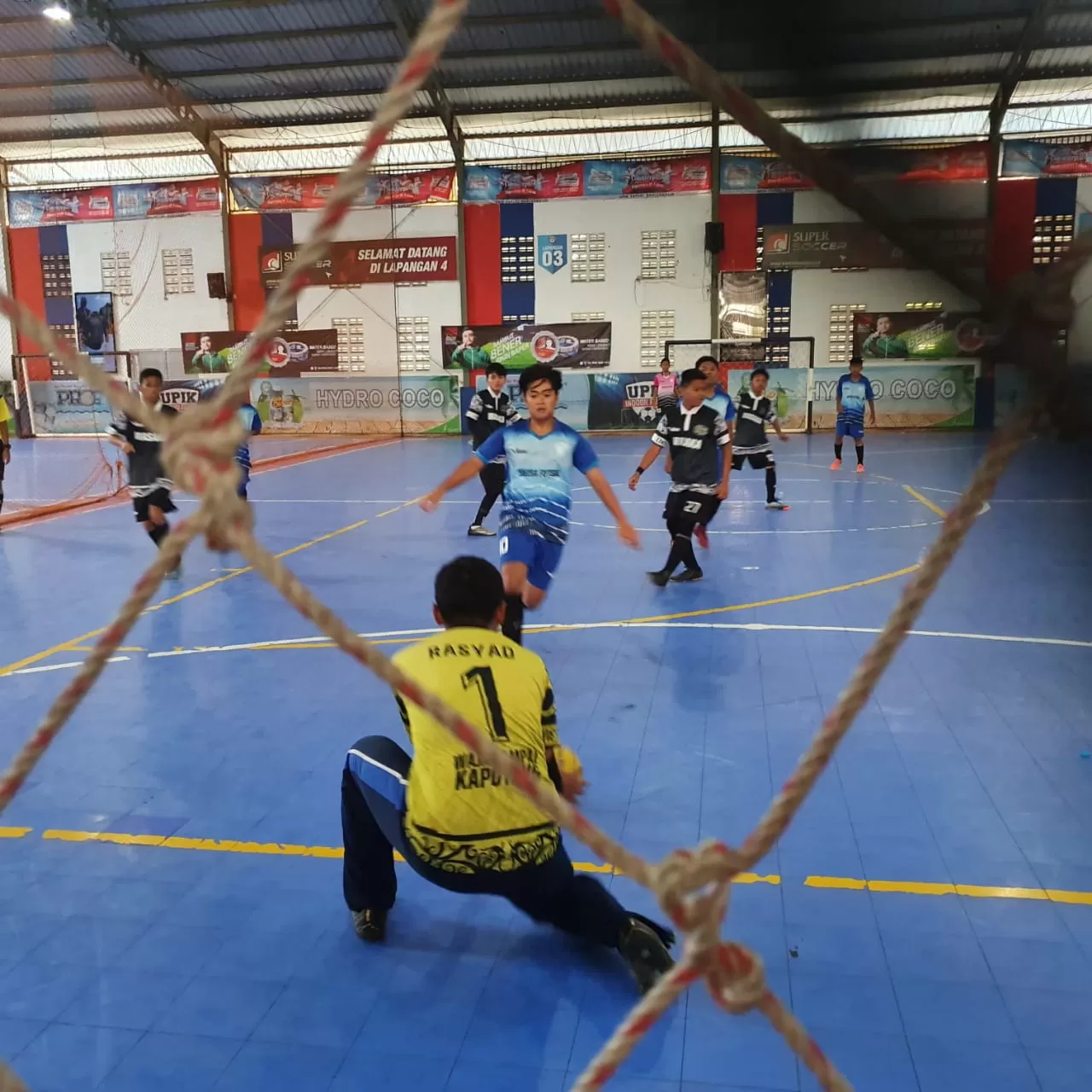 LANGSUNG SENGIT: Suasana pertandingan Student Futsal Championship 2020 di Upik Indoor Futsal Banjarmasin, Ahad (23/2) petang.