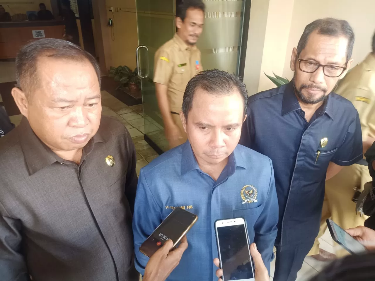 Bupati Tapin, M Arifin Arpan, dan Direktur PT SMI, Muhammad Ghoze Indra Dalel, di Gedung DPRD Tapin, menandatangani peminjaman daerah untuk pembangunan rumah sakit baru.