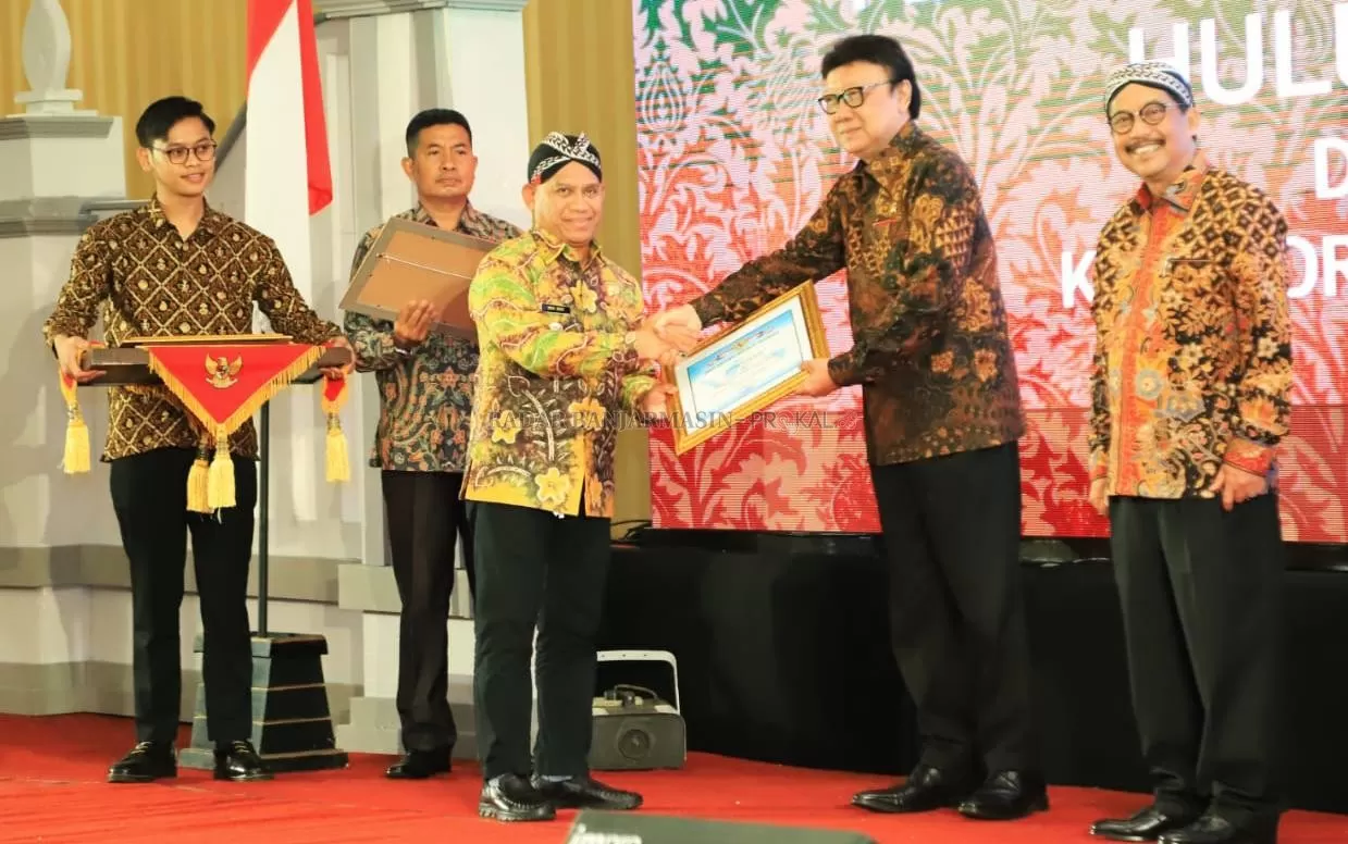 MOMEN: Bupati HSU H Abdul Wahid HK saat menerima penghargaan bergengsi dalam bidang kearsipan tingkat Nasional di Kota Surakarta Provinsi Jawa Tengah Rabu (26/2). (Foto: Pemkab HSU untuk Radar Banjarmasin)