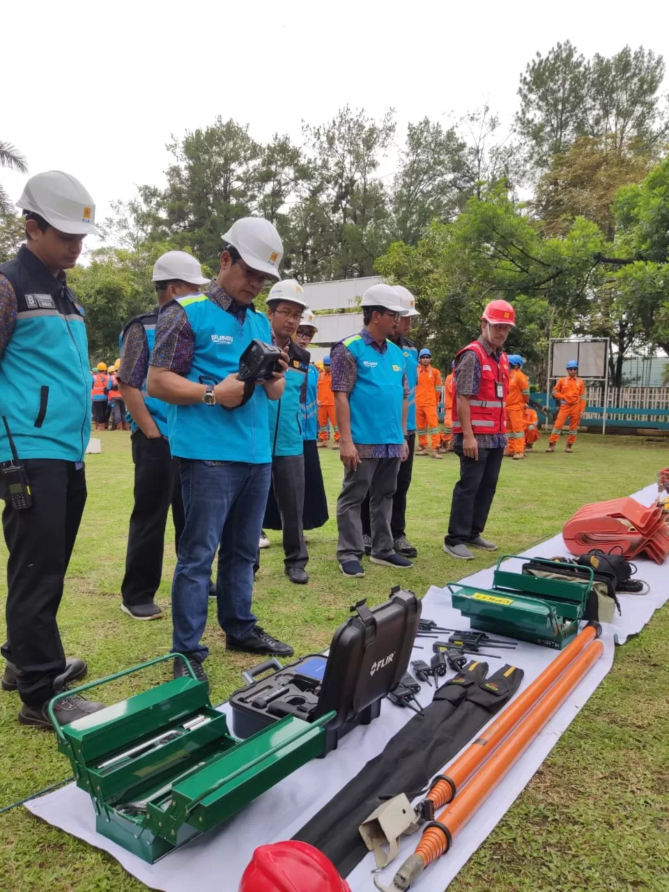 General Manager PLN UIW Kalselteng, Sudirman saat memeriksa alat Thermovision yang akan digunakan oleh Petugas Siaga Haul Sekumpul ke-15, Kamis (27/2).