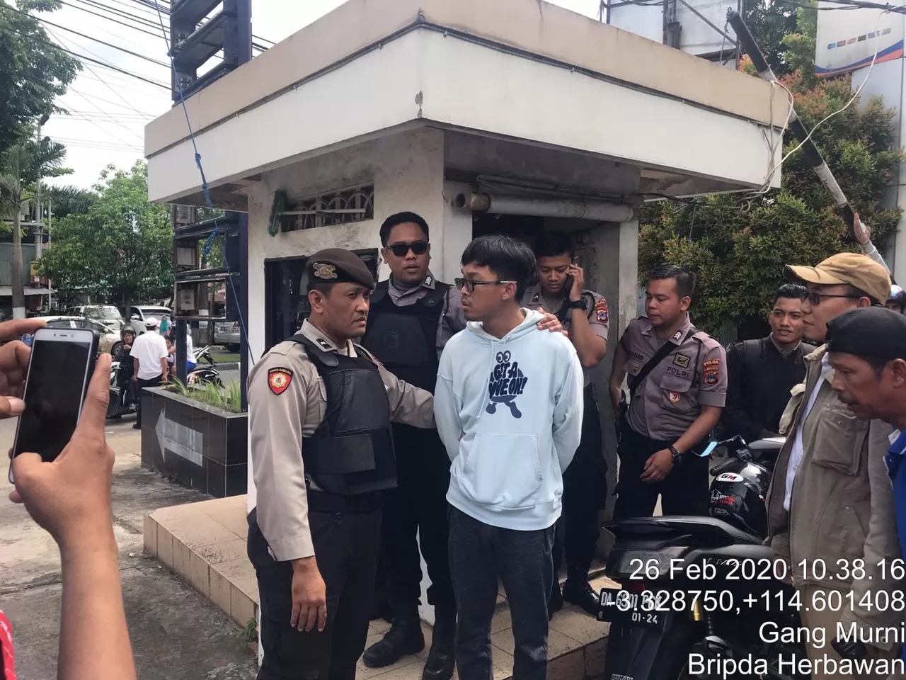 PEMBOBOL: Cheong Jun Zhi diamankan polisi di depan Hotel Blue Atlantic, Jalan Pangeran Antasari. Sementara rekannya Ong Choon Fatt dicegat di Bandara Syamsudin Noor, Banjarbaru.