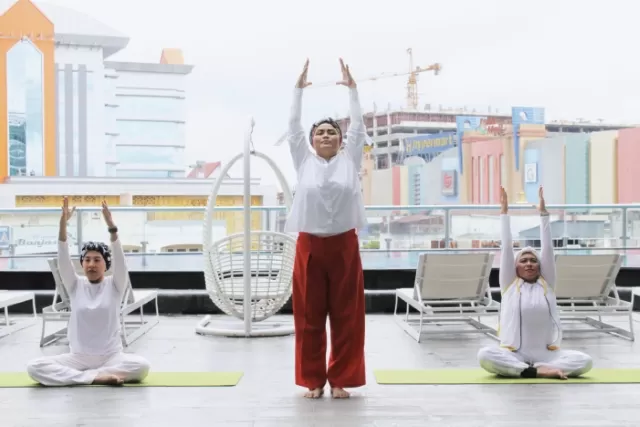 KONSENTRASI: Yenny F Luntungan (tengah) kala mempresentasikan gerakan senam Yoga di Hotel Golden Tulip Galaxy Banjarmasin, Kamis (27/2).