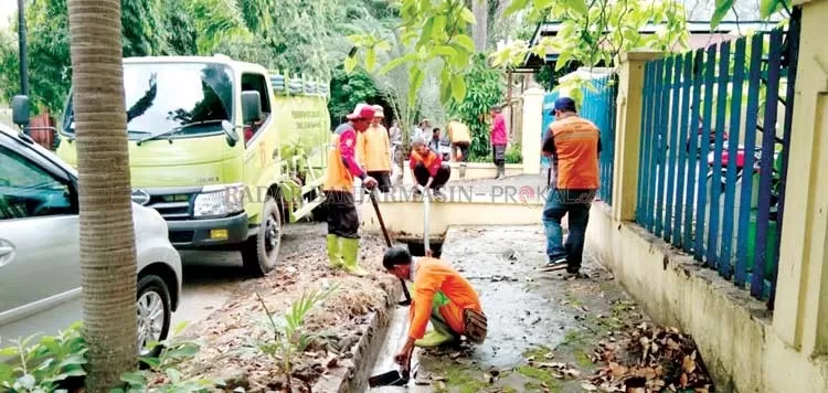 NORMALISASI: Petugas kebersihan Dinas Lingkungan Hidup Kota Banjarbaru membersihkan saluran air drainase di Jalan Garuda yang terkontaminasi limbah produksi.