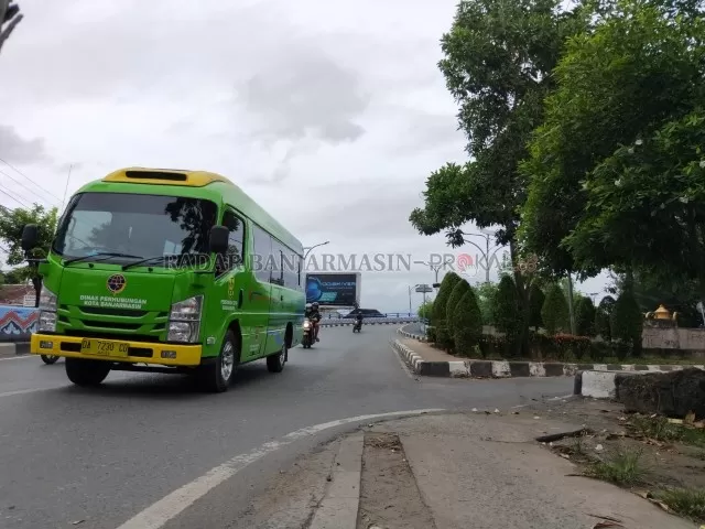 KURANG PENUMPANG: Bus Trans Banjarmasin (BTB) menuruni Jembatan Kembar Pangeran di Jalan S Parman, kemarin (1/3) sore. BTB tak pernah penuh dengan penumpang. Pemko dituntut lebih gencar mempromosikan transportasi massal itu kepada masyarakat. | FOTO: FAHRIADI NUR/RADAR BANJARMASIN