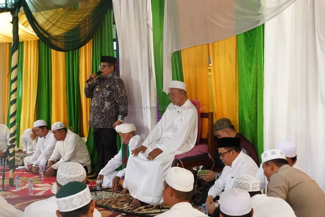 SAMBUTAN : Bupati Balangan Ansharuddin saat menghadiri haul Alm Amir Husin bin Buajim. | FOTO: WAHYUDI/RADAR BANJARMASIN